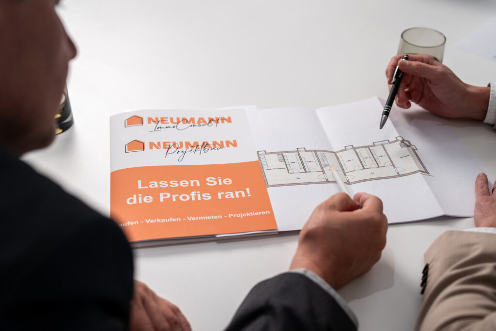 Lesen einer Broschüre